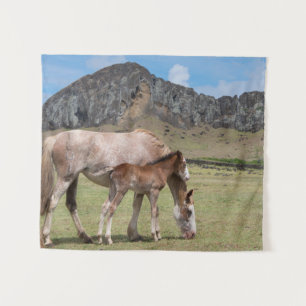 Tenture Mare & Colt au cratère volcanique de Rano Raraku
