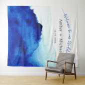 Tenture Mariage à l'eau bleue indigo avec écriture moderne (En situation (horizontale))