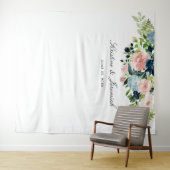 Tenture Mariage floral élégant bleu marine rose blush (En situation (horizontale))