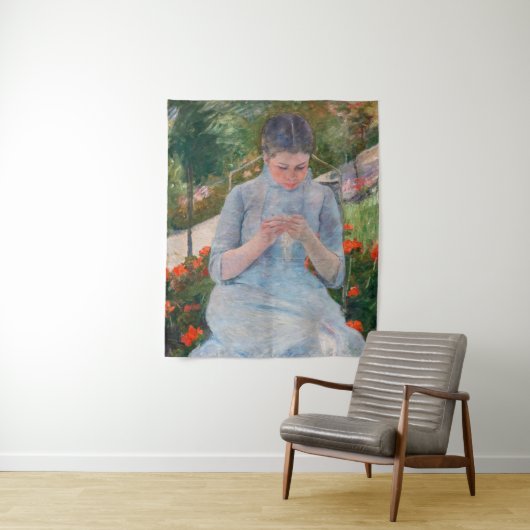 Tenture Mary Cassatt - Fille couture dans un jardin (En situation)