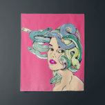 Tenture Medusa Pop art<br><div class="desc">Illustration pop art de Medusa qui a des cheveux faits à partir de huit serpents. Un design pour les personnes qui s'intéressent aux mythes et légendes grecques. Si elle te regarde dans les yeux,  tu te tourneras vers la pierre.</div>