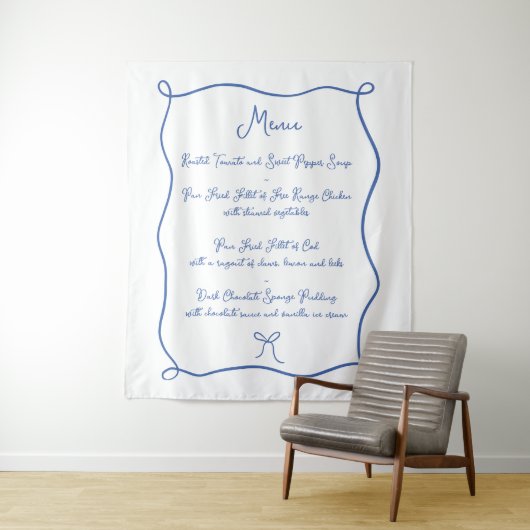 Tenture Menu Mariage de tissu bleu français avec fond tiré (En situation)