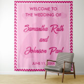 Tenture Modern Blush Pink Chevron Wedding Welcome Backdrop (En situation)