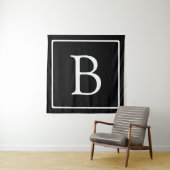 Tenture Monogramme Classique Simple | Noir avec Texte Blan (En situation)