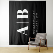 Tenture Monogramme de mariage en lettres majuscules noir e (En situation)