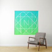 Tenture Monogramme Géométrique Cool | Dégradé Bleu & Vert (En situation)