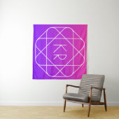 Tenture Monogramme géométrique cool | Magenta Violet Pourp (En situation (horizontale))