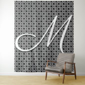 Tenture Monogramme initial géométrique noir et blanc (En situation)