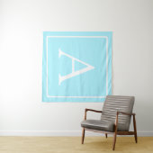 Tenture Monogramme simple bleu ciel (En situation (horizontale))