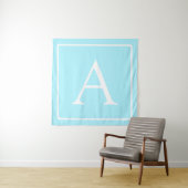 Tenture Monogramme simple bleu ciel (En situation)