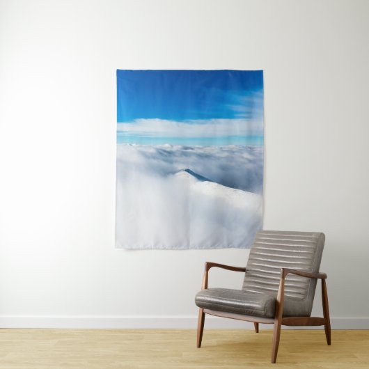 Tenture Montagne d'hiver enneigée dans les nuages (En situation)
