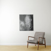 Tenture Montagnes noires et blanches dans les nuages (En situation)