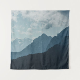 TENTURE MONTAGNES SOUS LE CIEL BLANC