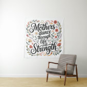Tenture Mothers Dance Through Life With Strength (En situation)