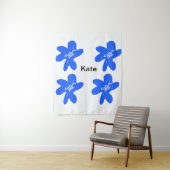 Tenture Motif floral bleu aquarelle ajouter nom (En situation)
