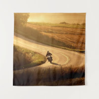 Moto sur route de campagne en automne soir.