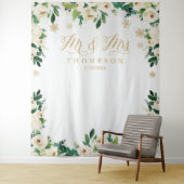Tenture Mr & Mrs floral winter wedding banner backdrop (En situation)