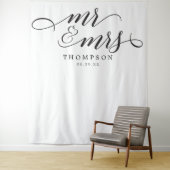 Tenture Mr & Mrs Modern Wedding Backdrop Banner (En situation)
