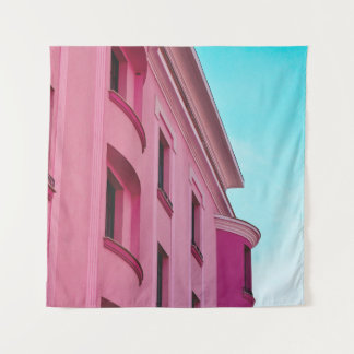 TENTURE MUR EN BÉTON ROSE PENDANT LA JOURNÉE