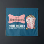 Tenture Murale Famille personnalisée rétro Home Theatre<br><div class="desc">Tapisserie parfaite pour votre home cinéma. Cette tapisserie est entièrement personnalisable. Tous les textes sont modifiables et les couleurs peuvent être facilement changées selon vos besoins.</div>