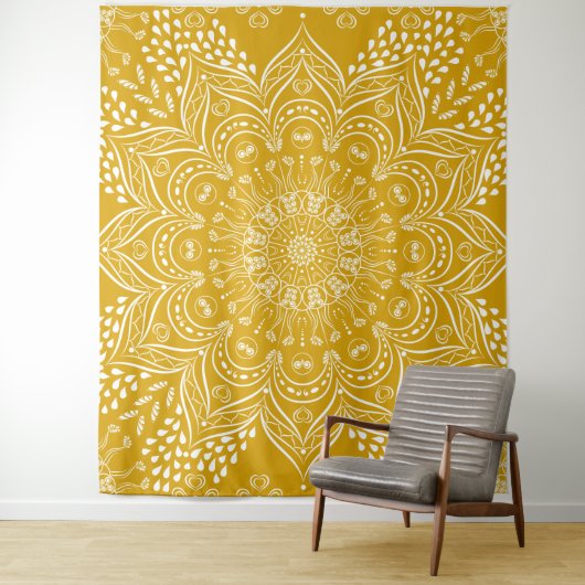 Tenture Mustard Yellow Boho Mandala (En situation)