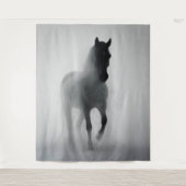 Tenture Mystérieux Cheval Noir émergeant du Mist (Devant)