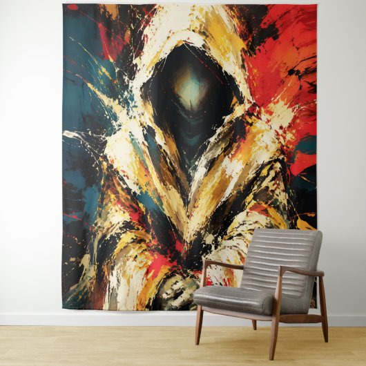 Tenture Mysterious Hooded Figure – Bold Abstract (En situation)