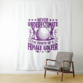 Tenture Ne sous-estimez jamais le pouvoir d'une golfeuse (En situation)