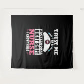 Tenture Night Shift Nurse Je sais des choses (Devant (Horizontal))