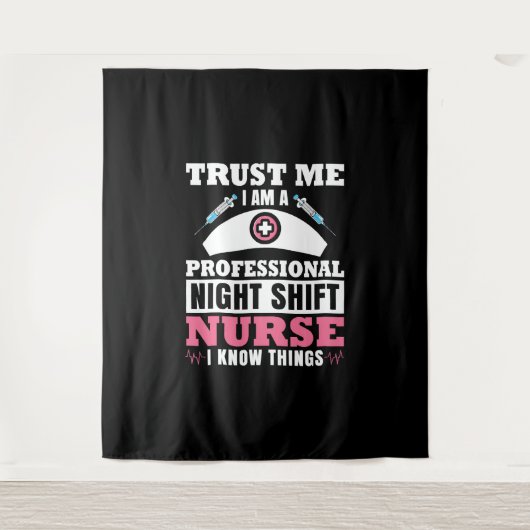 Tenture Night Shift Nurse Je sais des choses (Devant)