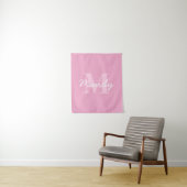 Tenture Nom cursif mignon et monogramme | Rose (En situation)