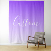 Tenture Nom de script cursif & ombre violet clair modifiab (En situation)