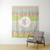 Tenture Nom en monogramme Shabby Roses sur bois rustique C (En situation)