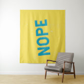 Tenture NOPE - Typographie en bleu et jaune (En situation)