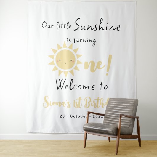 Tenture Notre soleil devient un joli décor d'anniversaire (En situation)
