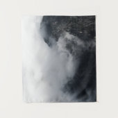 Tenture Nuages blancs sur les sombres montagnes rocheuses (Devant)