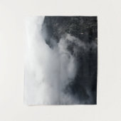 Tenture Nuages blancs sur les sombres montagnes rocheuses (Devant)