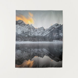 Tenture Nuages couchés de soleil sur les montagnes au lac
