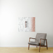 Tenture Paillettes de Rose Gold sur Marbre Blanc Logo Boss (En situation (horizontale))