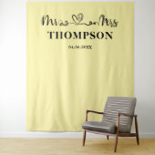 Tenture Pale Yellow | Mr and Mrs Elegant Simple Backdrop (En situation)