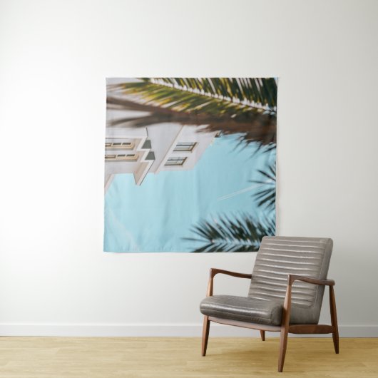 Tenture Palmier près d'un bâtiment en béton blanc (En situation (horizontale))