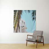 Tenture Palmier près d'un bâtiment en béton blanc (En situation)