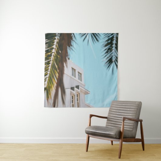 Tenture Palmier près d'un bâtiment en béton blanc (En situation)