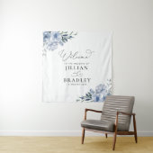 Tenture panneau de bienvenue de mariage floral bleu poussi (En situation)