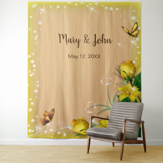 Tenture Papillon floral jaune rustique en bois (En situation)