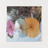 Tenture Parapluie rouge sur arbre vert (Devant (Horizontal))