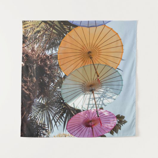 Tenture Parapluie rouge sur arbre vert (Devant)