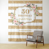 Tenture Parties scintillant d'or floral rose pâle 50e anni (En situation)