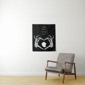 Tenture Petit bol bientôt squelette mains dans le coeur (En situation)