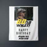 Tenture Photo de citation drôle 80 et alors pour fête d'an<br><div class="desc">Tapisserie de fond pour fête d'anniversaire 80 ans avec citation drôle 80 et alors. Une citation motivante et drôle 80 et alors est idéale pour une personne avec un sens de l'humour. Le texte est de couleur jaune et noir. Ajoutez votre photo et personnalisez la tapisserie.</div>